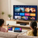 Família escolhendo conteúdo de IPTV na sala de estar moderna
